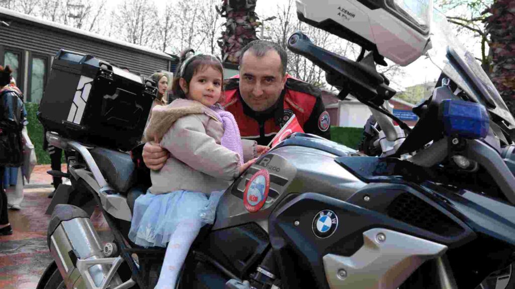 Yunus polisleri, çocukların gönlünü fethetti