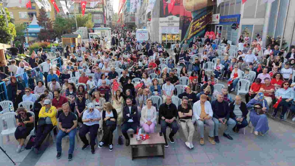 19 Mayıs coşkusu İzmit Belediye Meydanı’nı doldurdu