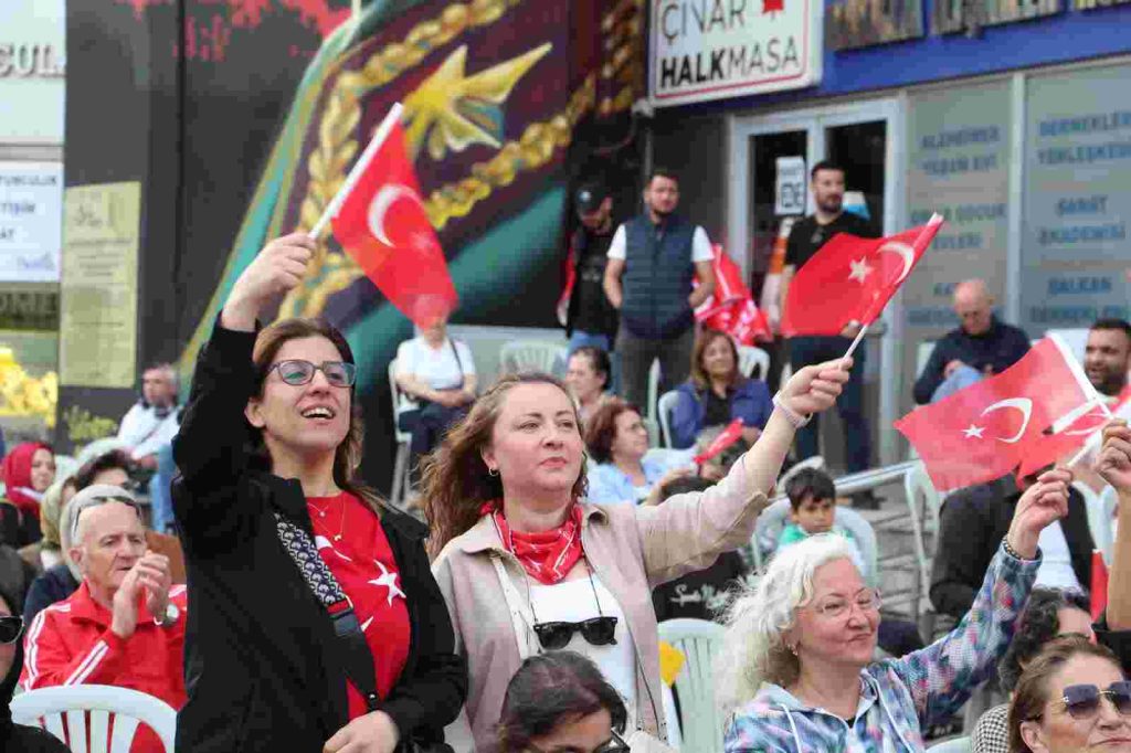 19 Mayıs coşkusu İzmit Belediye Meydanı’nı doldurdu