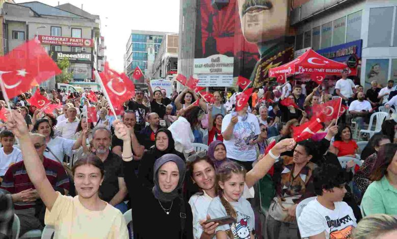 19 Mayıs coşkusu İzmit Belediye Meydanı’nı doldurdu