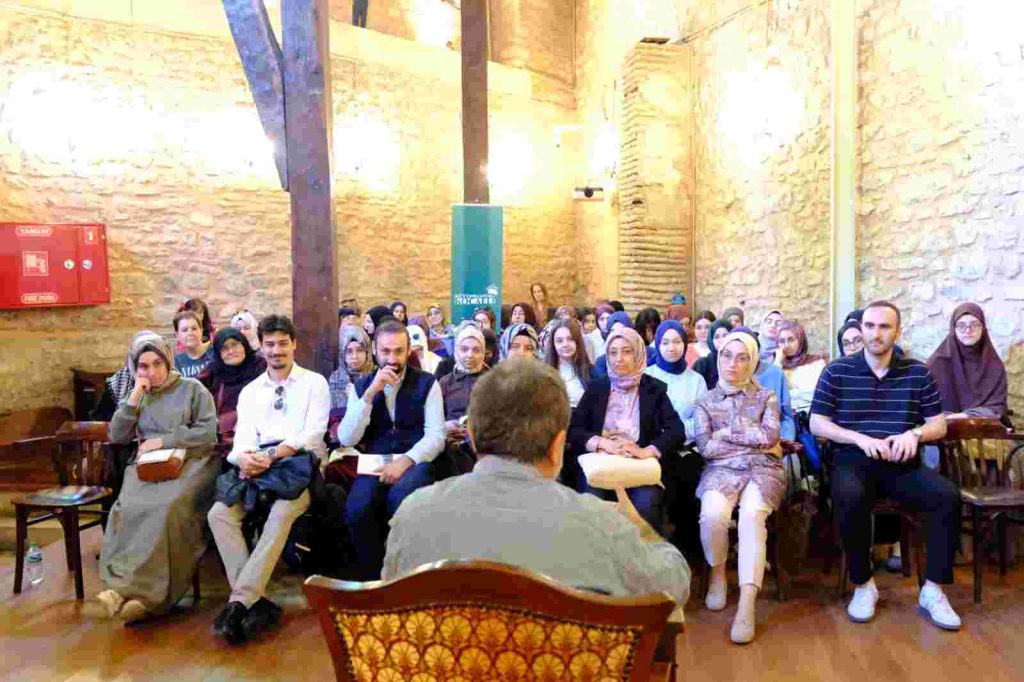 Bu proje hem okutuyor, hem gezdiriyor