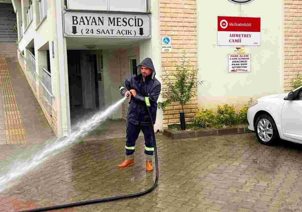 Gölcük Belediyesi’nden Bayram Öncesi Temizlik Seferberliği