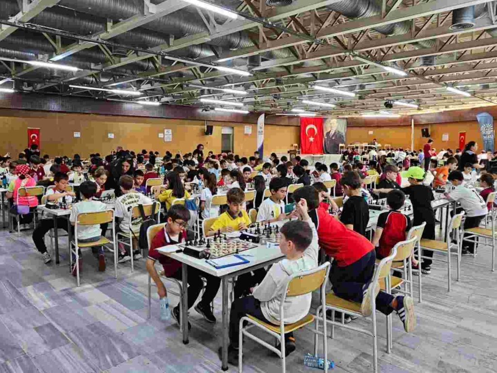 Gölcük’te En İyi Hamle Satranç Turnuvası Başladı