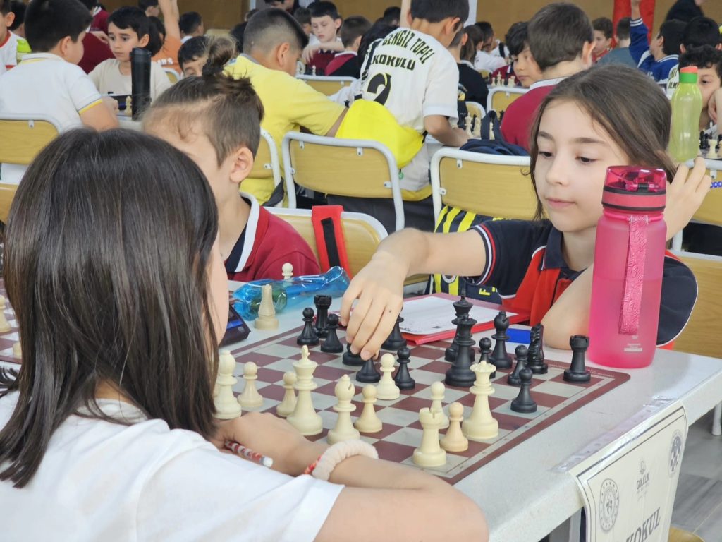 Gölcük’te En İyi Hamle Satranç Turnuvası Başladı