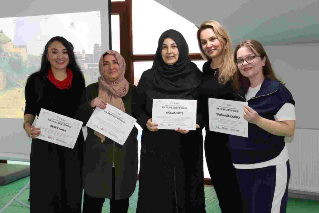 İZGİM’de düzenlenen Gebelik ve Doğuma Hazırlık Eğitimi tamamlandı; anne adayları sertifikalarını aldı. Katılımcılar, programdan duydukları memnuniyeti dile getirerek teşekkür etti