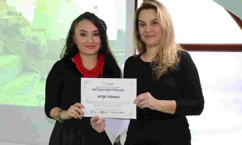 İZGİM’de düzenlenen Gebelik ve Doğuma Hazırlık Eğitimi tamamlandı; anne adayları sertifikalarını aldı. Katılımcılar, programdan duydukları memnuniyeti dile getirerek teşekkür etti