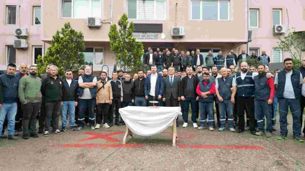 İzmit Belediyesi Fen İşleri emekçileriyle bayramlaştı