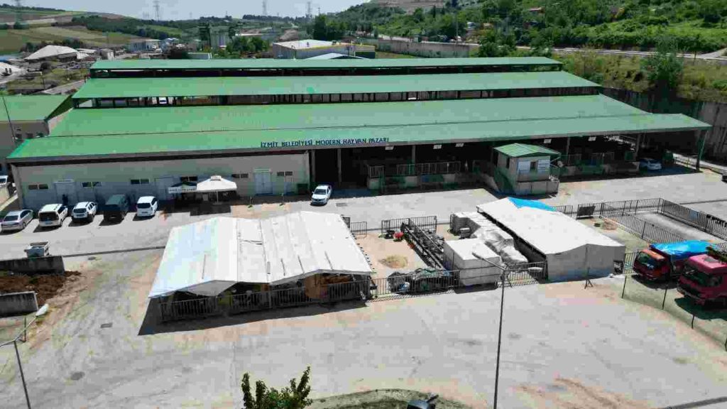 İzmit Belediyesi Modern Hayvan Pazarı’nda kurbanlık satışları devam ediyor
