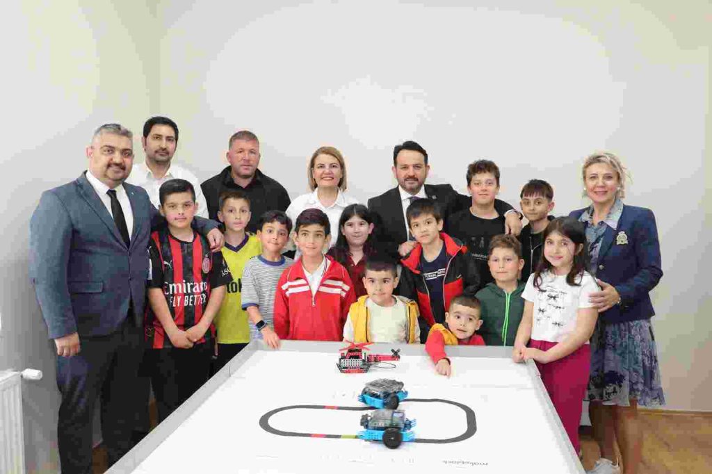 İzmit Belediyesi Robotik Kodlama ve Yazılım Evi kapılarını açtı 2 (1).jpg