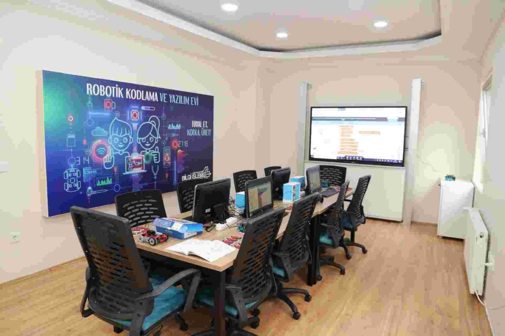 İzmit Belediyesi Robotik Kodlama ve Yazılım Evi kapılarını açtı 2 (1).jpg