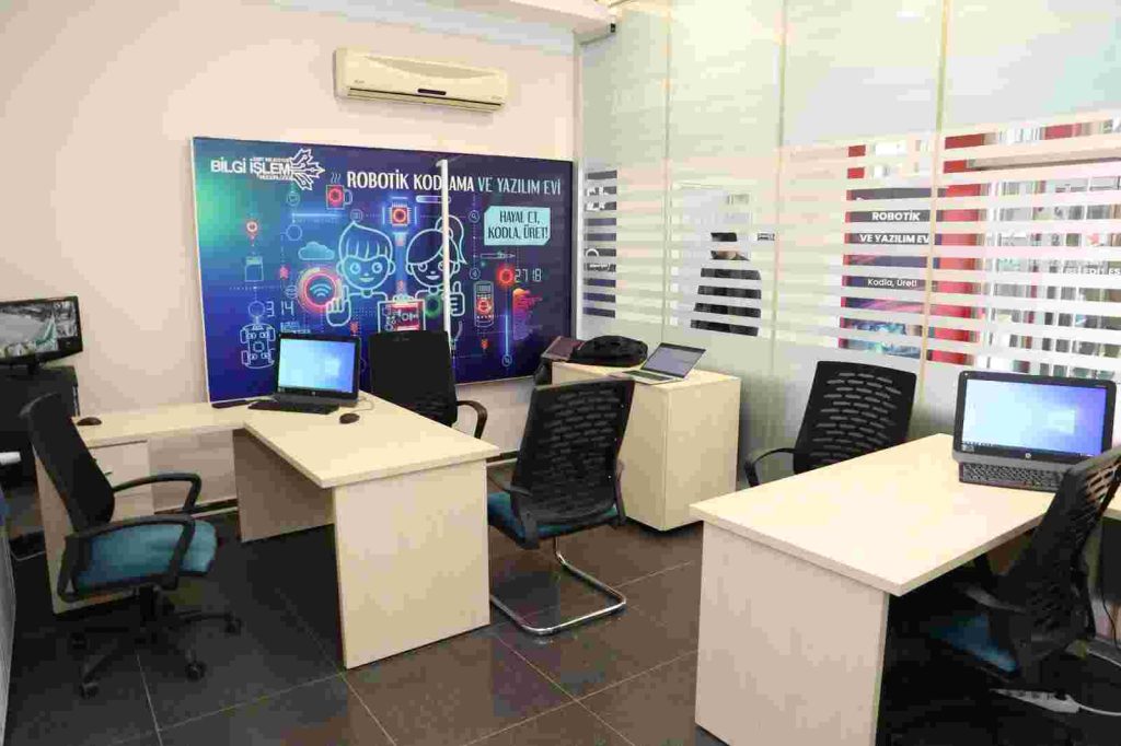 İzmit Belediyesi Robotik Kodlama ve Yazılım Evi kapılarını açtı 2 (1).jpg