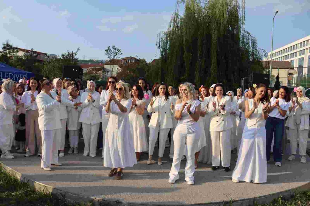 İzmit Belediyesinden Çınar Çocuk Evleri velilerine müzik dolu Anneler Günü 