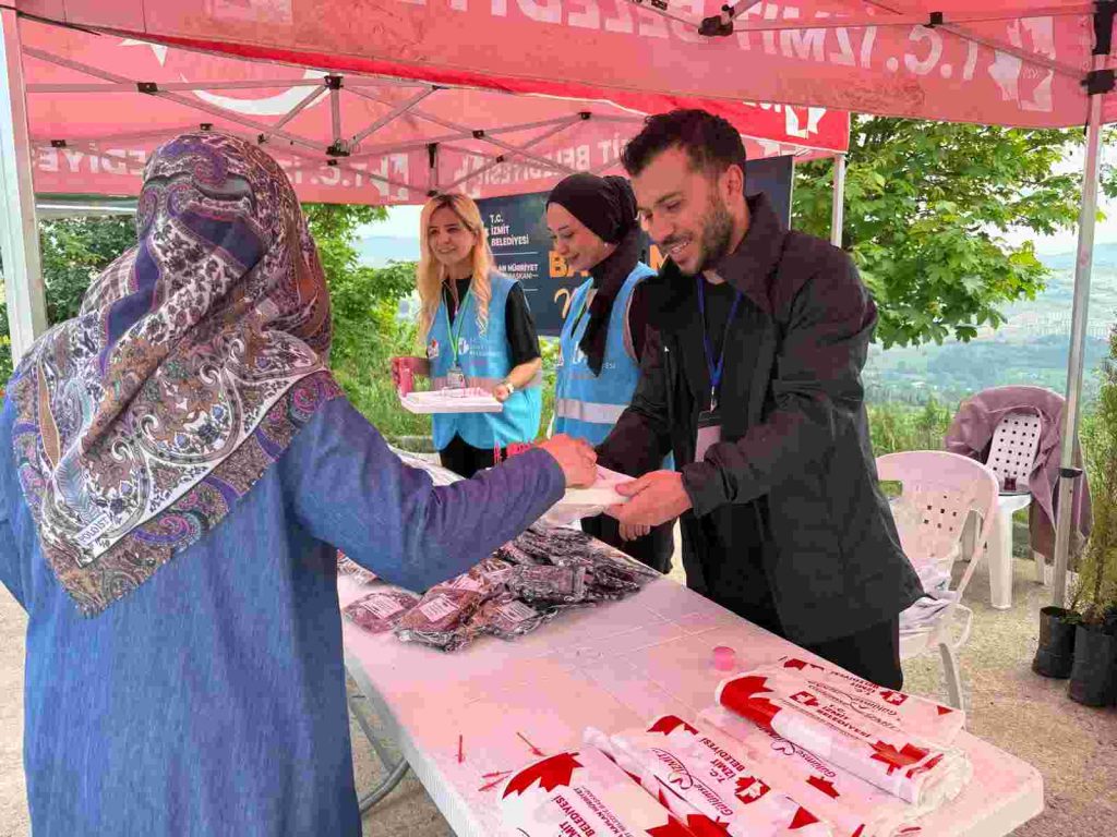 İzmit Belediyesinden geleneksel Arife mesaisi