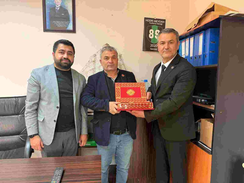 İzmit Belediyesinden muhtarlara doğum günü ziyareti