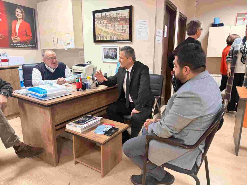 İzmit Belediyesinden muhtarlara doğum günü ziyareti
