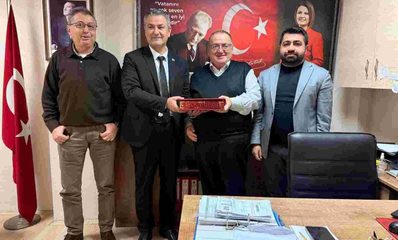 İzmit Belediyesinden muhtarlara doğum günü ziyareti