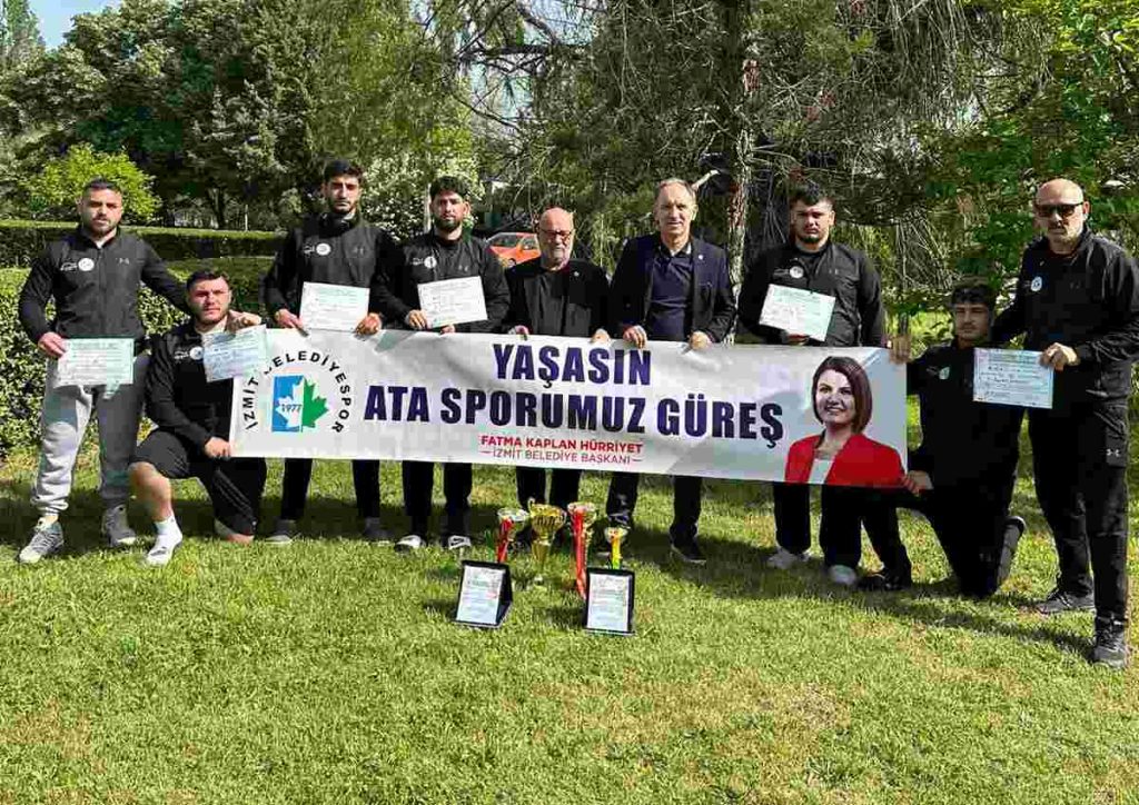 İzmit Belediyesporlu pehlivanlar Balkanlarda kürsüye çıktı