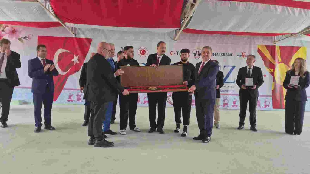 İzmit Belediyesporlu pehlivanlar Balkanlarda kürsüye çıktı