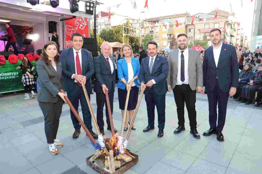 İzmit’te Hıdırellez Şenliği coşkuyla başladı 