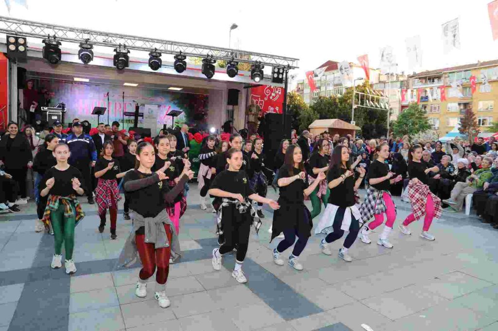 İzmit’te Hıdırellez Şenliği coşkuyla başladı 