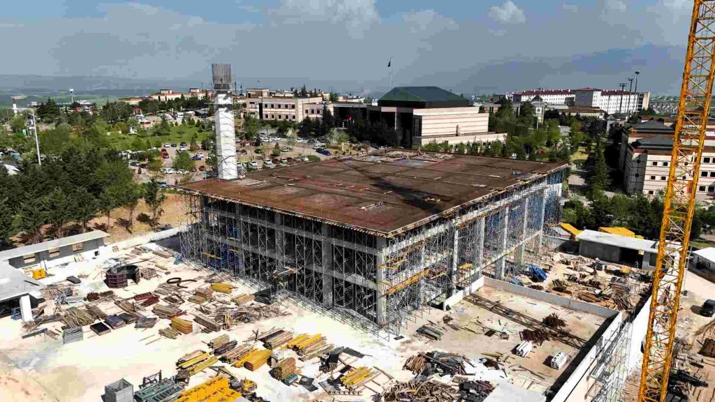 KOÜ Umuttepe Cami ve Otoparkı hızla yükseliyor