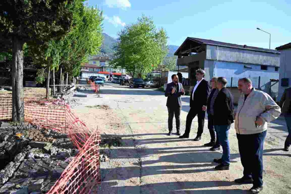 Kartepe’ye Yeni Mahalle Meydanları Kazandırılıyor