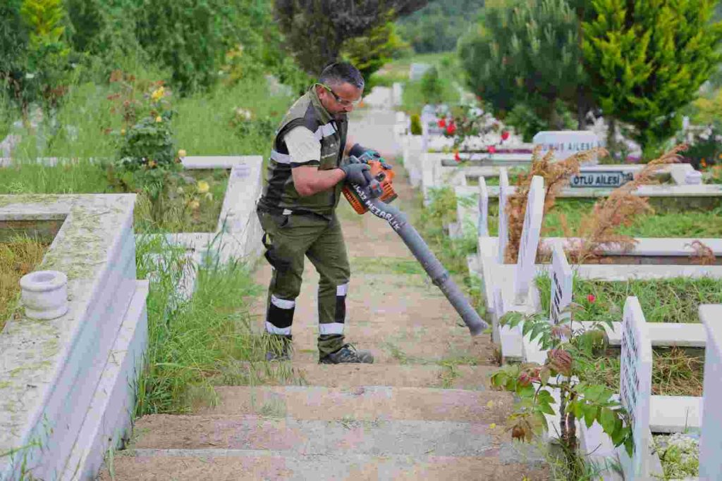Kocaeli’de şehitlik ve mezarlıklar bayrama hazır