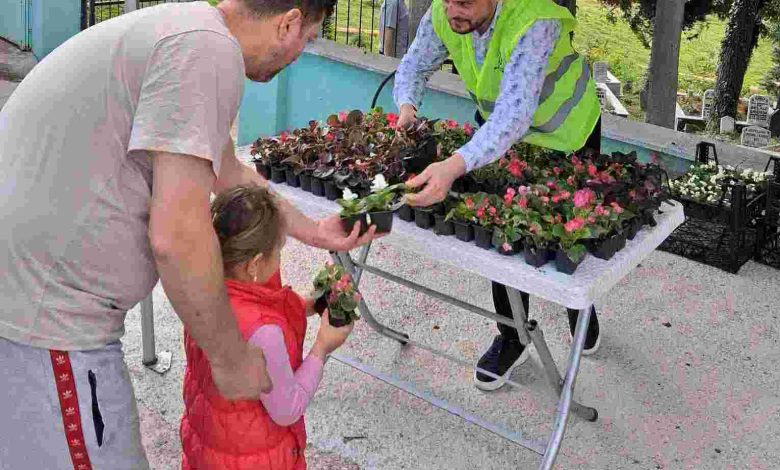 Mezarlıklarda bayrama yakışan hizmet