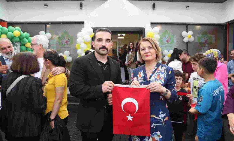 Şehit Polis Şeyda Yılmaz’ın Kabrinden Getirilen Türk Bayrağı Çınar Çocuk Evi’ne Emanet Edildi
