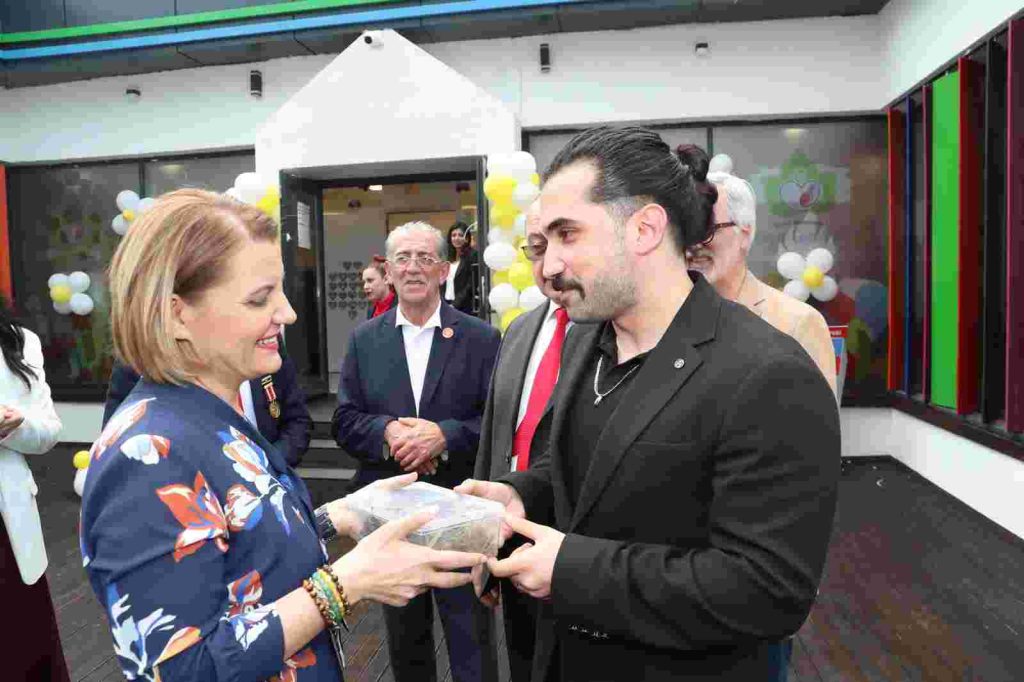 Şehit Polis Şeyda Yılmaz’ın Kabrinden Getirilen Türk Bayrağı Çınar Çocuk Evi’ne Emanet Edildi