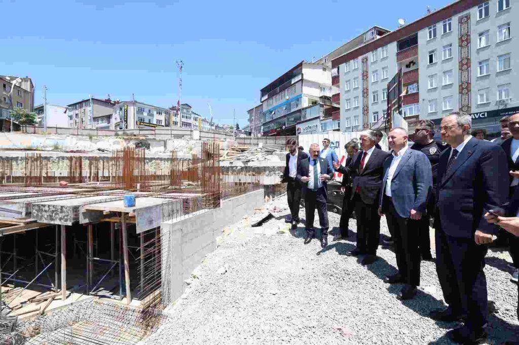 Başkan Büyükakın, Kent Meydanı projesini inceledi
