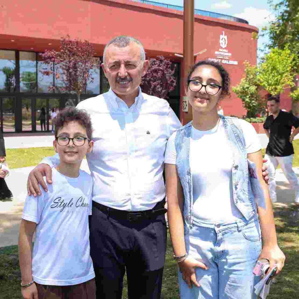 Başkan Büyükakın, karne alan öğrencilerin mutluluğunu paylaştı
