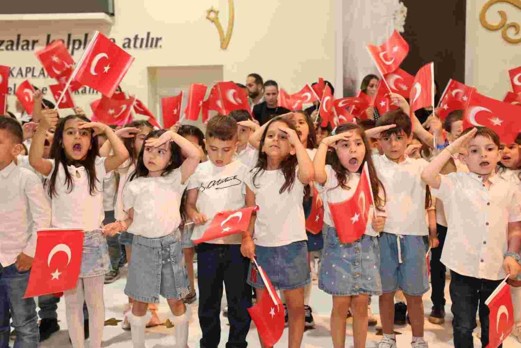 Çınar Çocuk Evlerinin minikleri mezuniyet heyecanı yaşadı