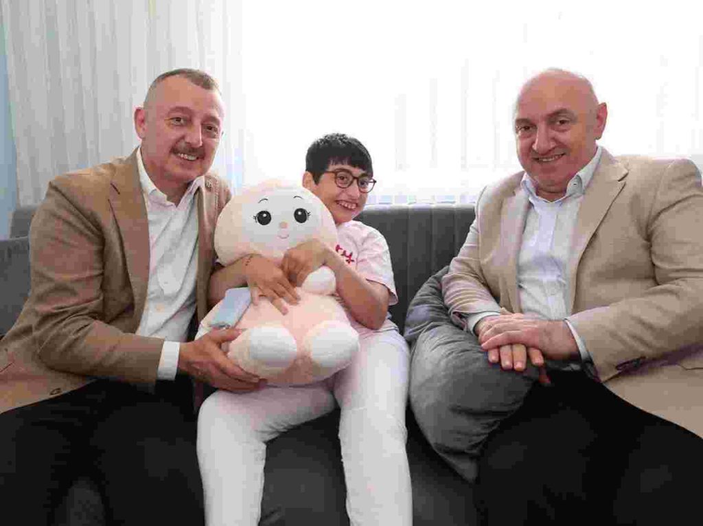 Doğum günü pastasını Başkan Büyükakın getirdi