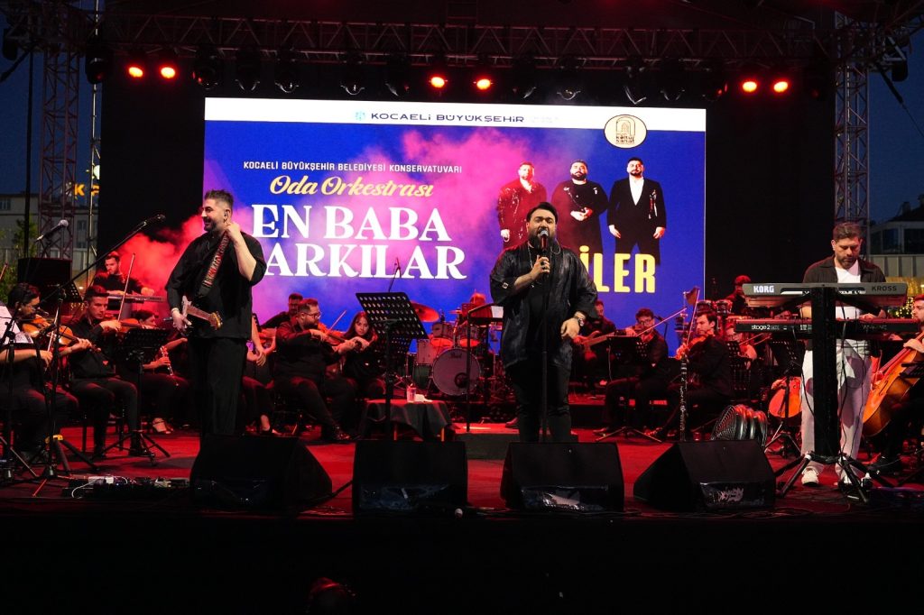 Gündüz uçurtma yaptılar akşam konserde buluştular