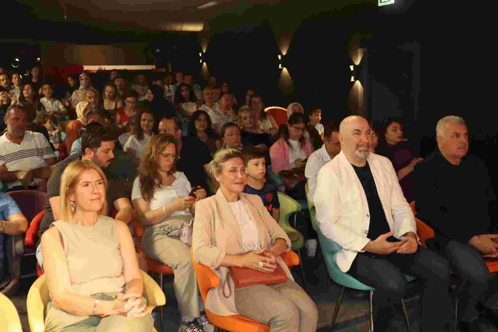 İzmit Belediyesi Sanat Akademisi’nde mezuniyet sevinci