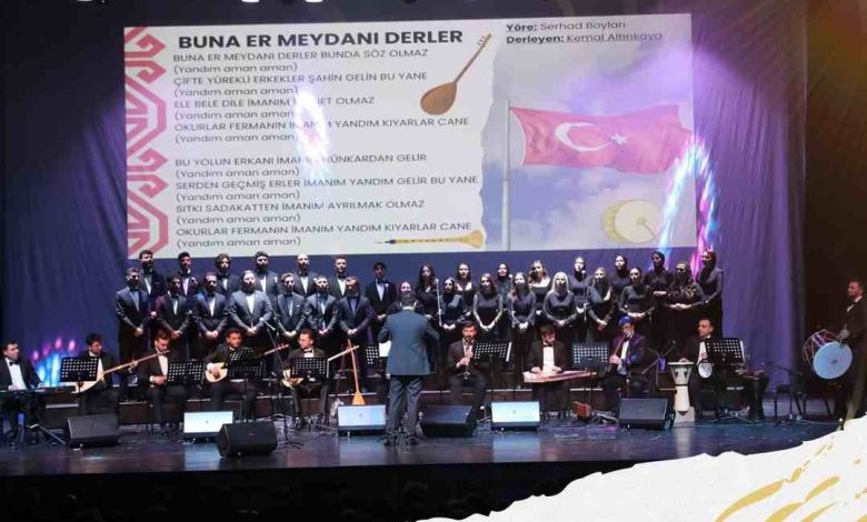 İzmit Belediyesi Türk Halk Müziği Gençlik Korosu sahneye çıkıyor