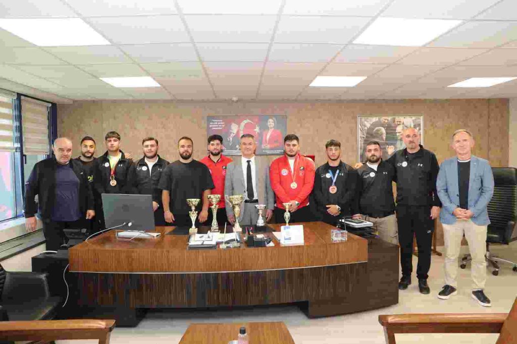 İzmit Belediyesporlu güreşçilerden çifte başarı