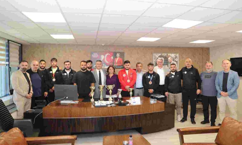 İzmit Belediyesporlu güreşçilerden çifte başarı