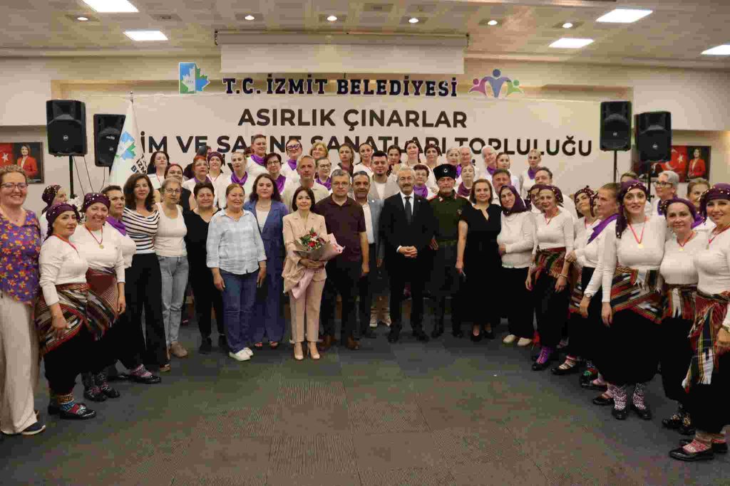 İzmit’in asırlık çınarları yıl sonu gösterisinde göz doldurdu