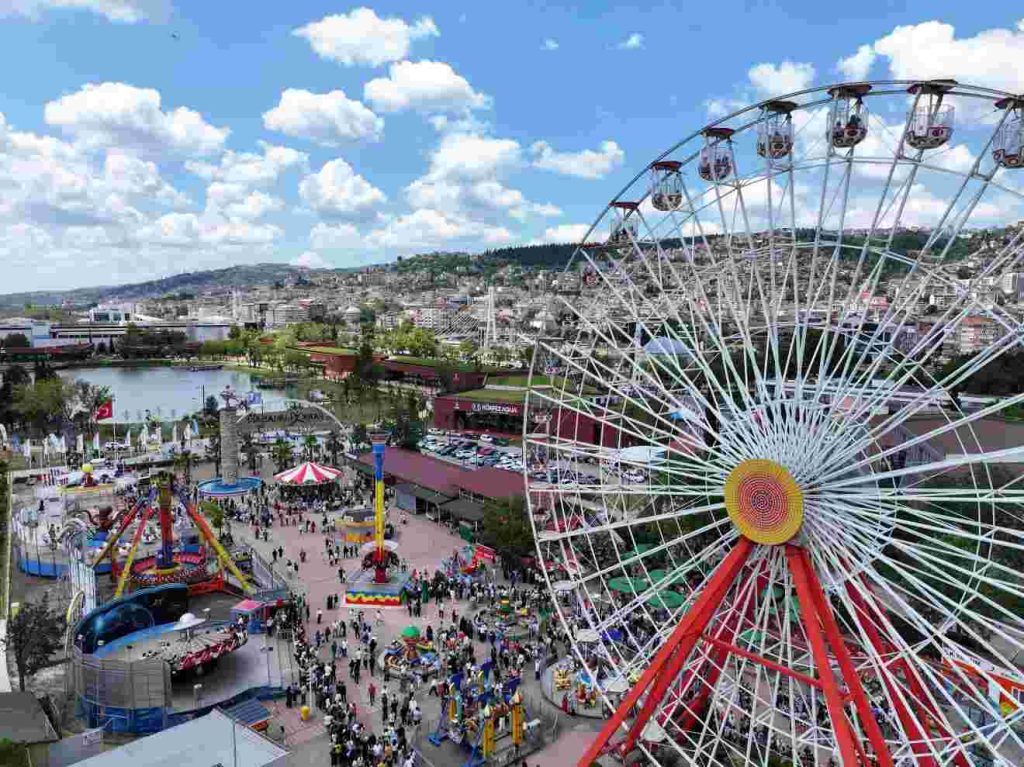 Karneval coşkusu lunaparkta katlanıyor
