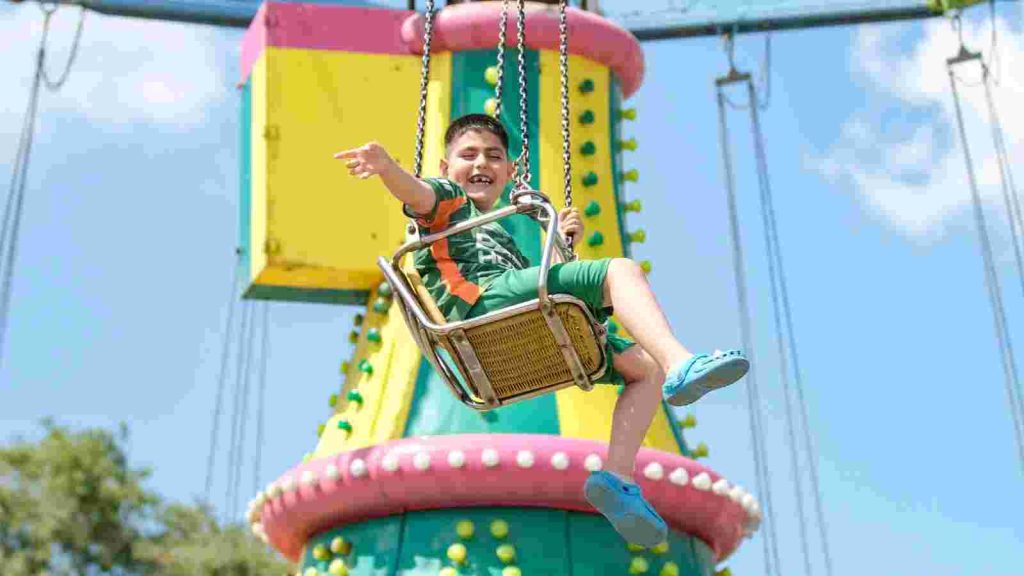 Karneval coşkusu lunaparkta katlanıyor