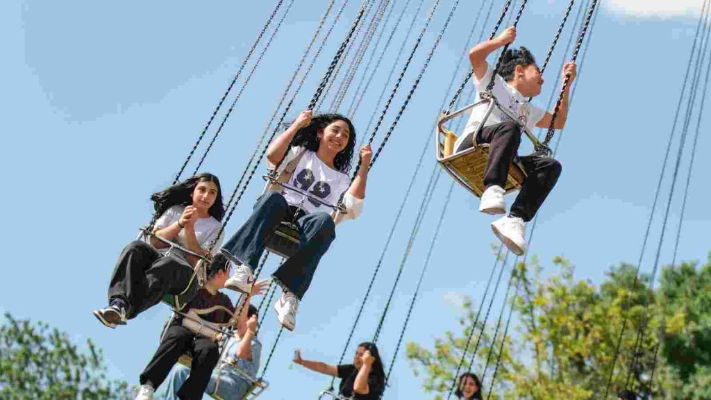 Karneval coşkusu lunaparkta katlanıyor