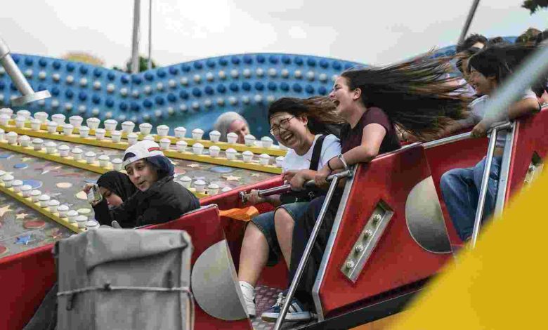 Karneval coşkusu lunaparkta katlanıyor