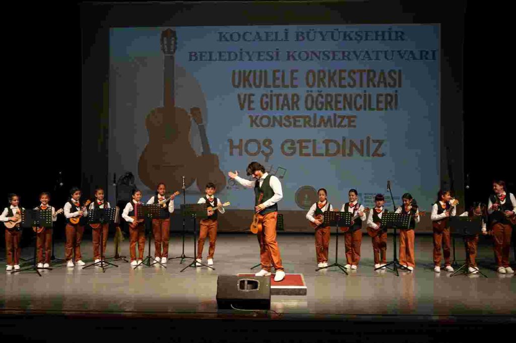 Konservatuvar öğrencileri hem çaldı hem oynadı