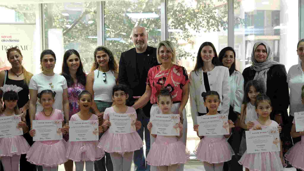 Minik balerinler belgelerini gururla aldı