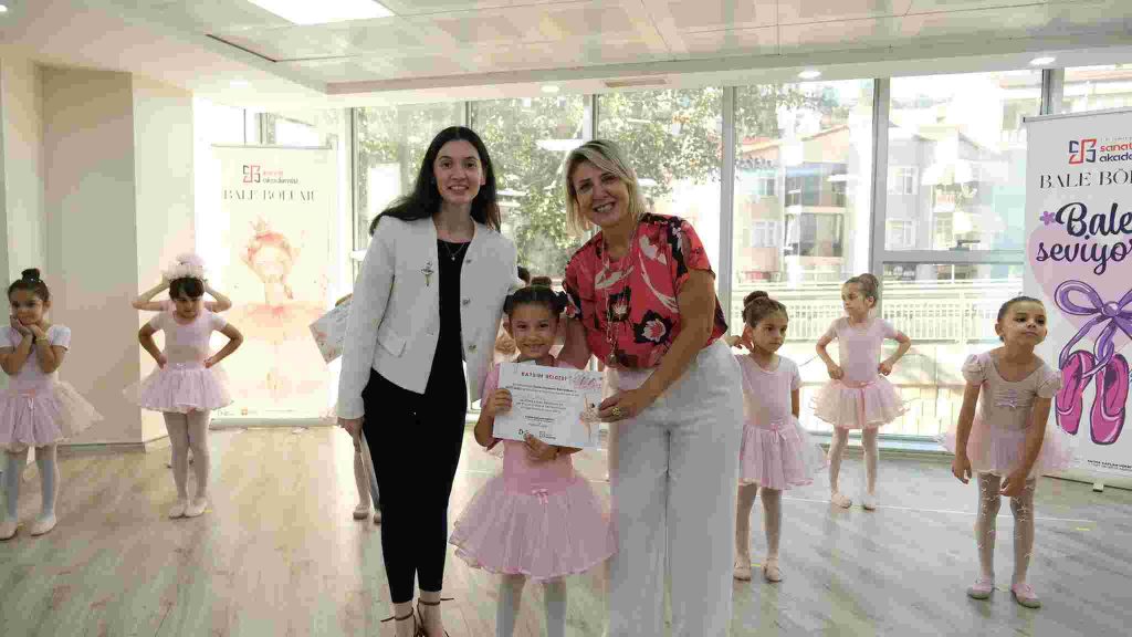 Minik balerinler belgelerini gururla aldı