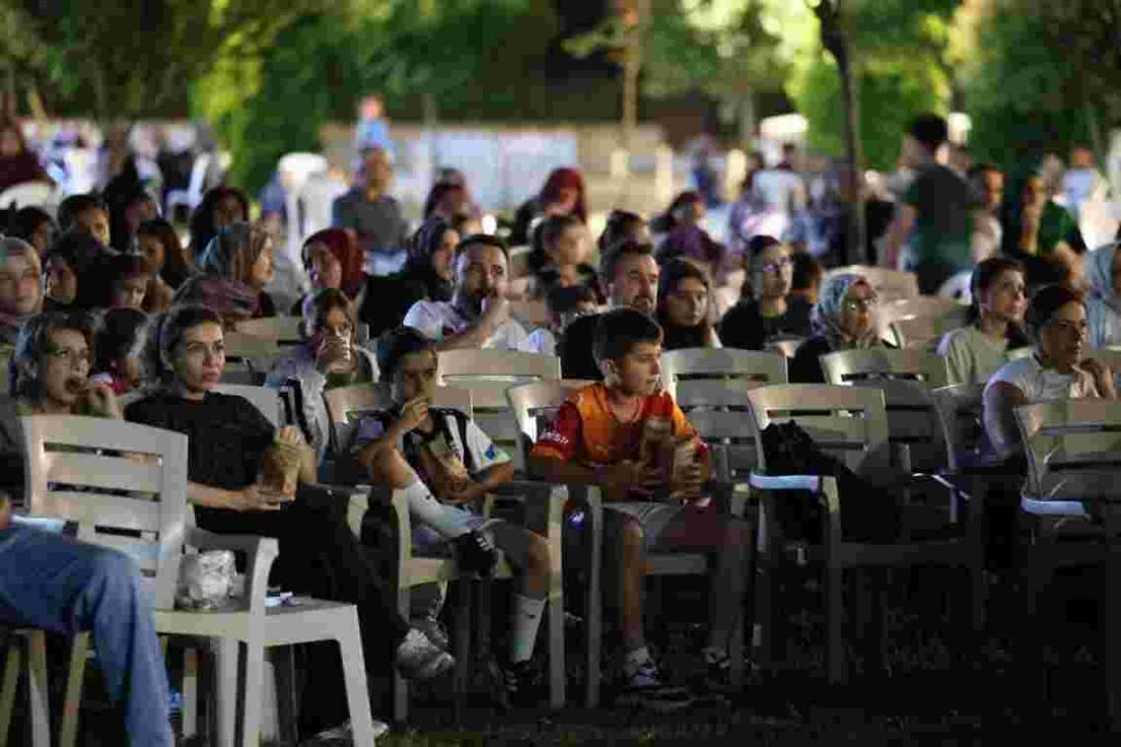 Açık Hava Sinema Geceleri Yaz Akşamlarına Renk Katıyor