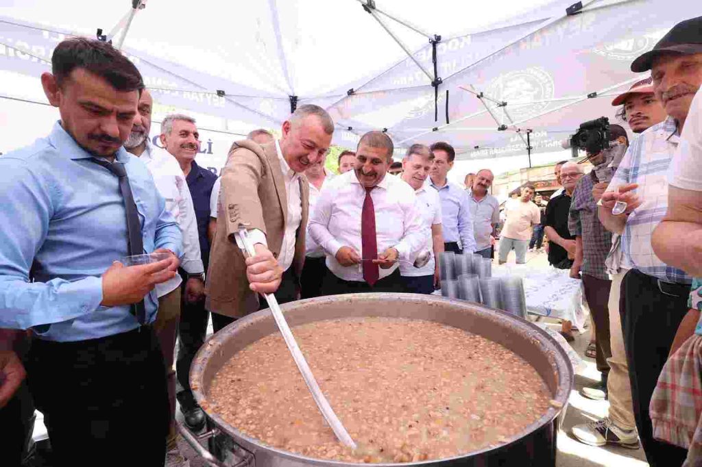 Aşure kazanı kardeşlik için kaynadı
