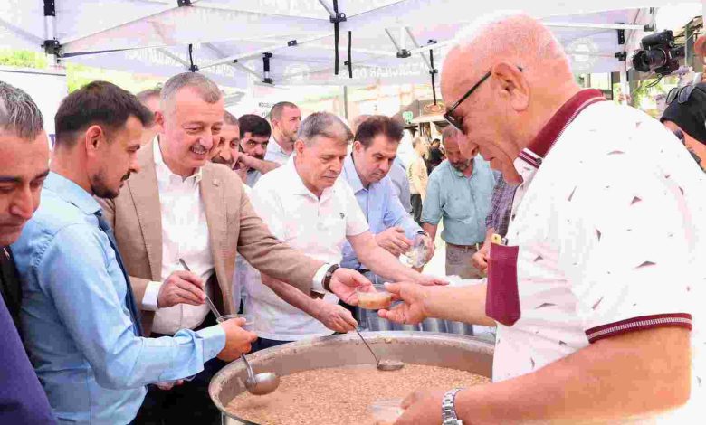 Aşure kazanı kardeşlik için kaynadı